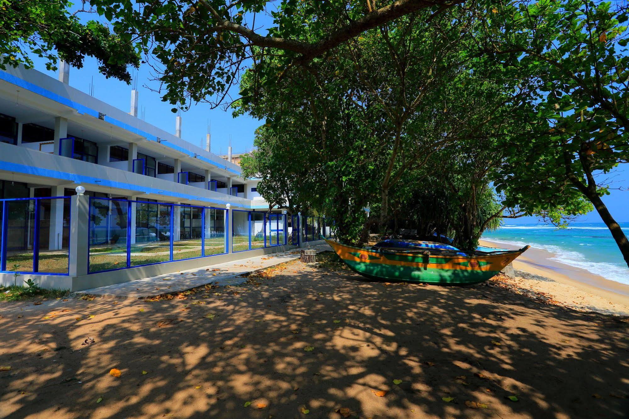 Paradise Beach Resort & Diving School Mirissa Exteriör bild